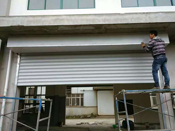 电动抗风卷帘门